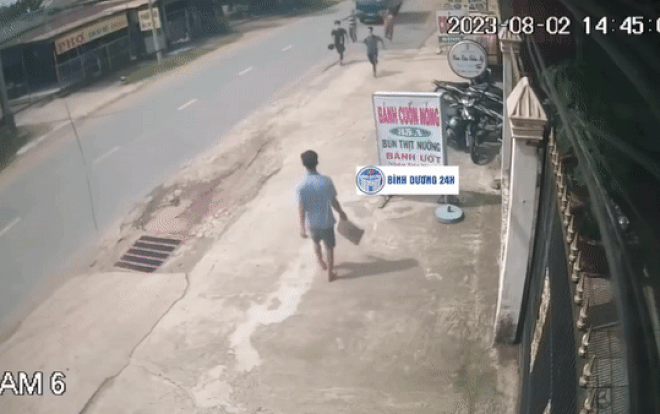 Di xe tai trom xe may, ke gian bi nguoi dan ruot duoi