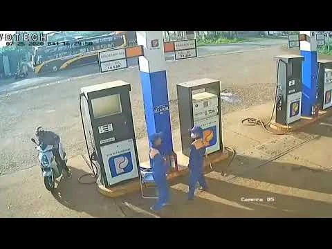Người đàn ông nổi lòng tham, nhặt cục tiền rơi của nhân viên cây xăng