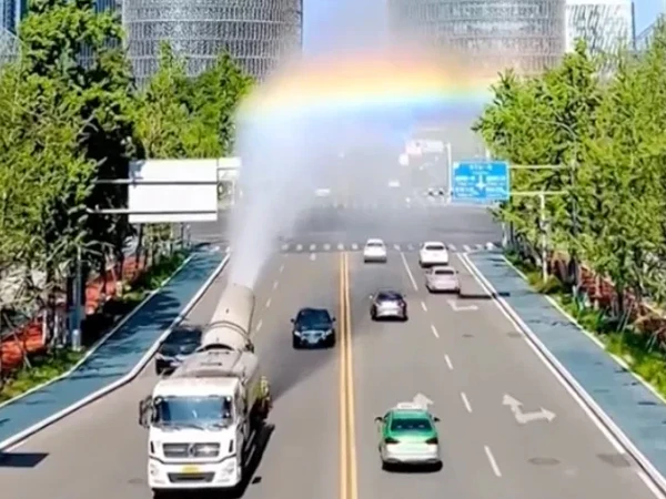 Clip: Xe tải phun sương tạo cầu vồng tuyệt đẹp