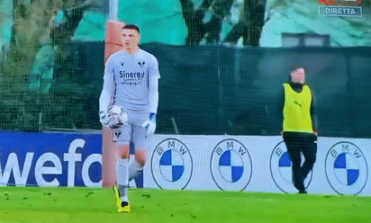 Cau thu Morocco mac sai lam hai huoc