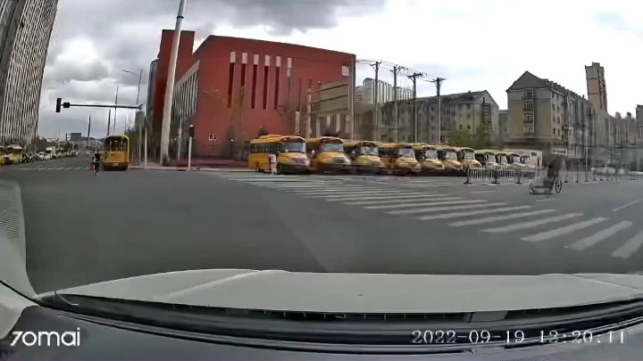 Clip người nhặt phế liệu nhận được “món quà” từ trên trời rơi xuống