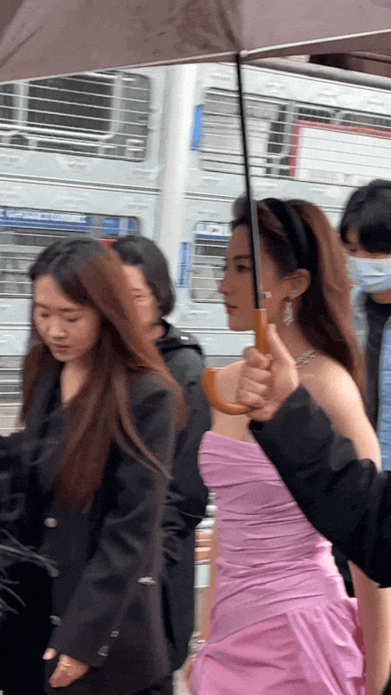 Luu Diec Phi dien vay lap lo, anh cam thuong co 'dim hang'?-Hinh-7