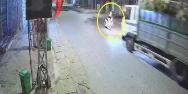 Video: Xe máy lao vào đầu xe tải, người phụ nữ nguy kịch