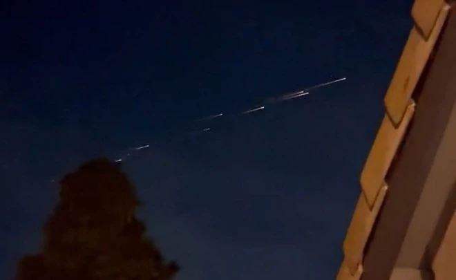 Luồng sáng bí ẩn vụt qua bầu trời đêm ở California