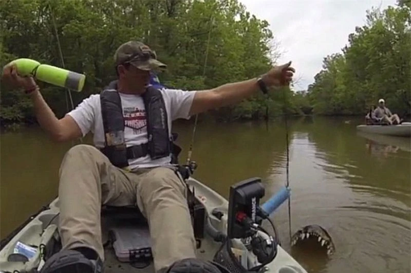 Cần thủ sợ “xanh mặt” vì câu nhầm cá sấu khổng lồ