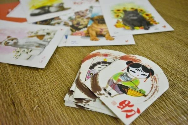 Bao lì xì được tái chế từ lịch cũ, nhìn phát mê