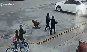 Video: Ném pháo xuống nắp cống, cậu bé bị hất văng lên không trung