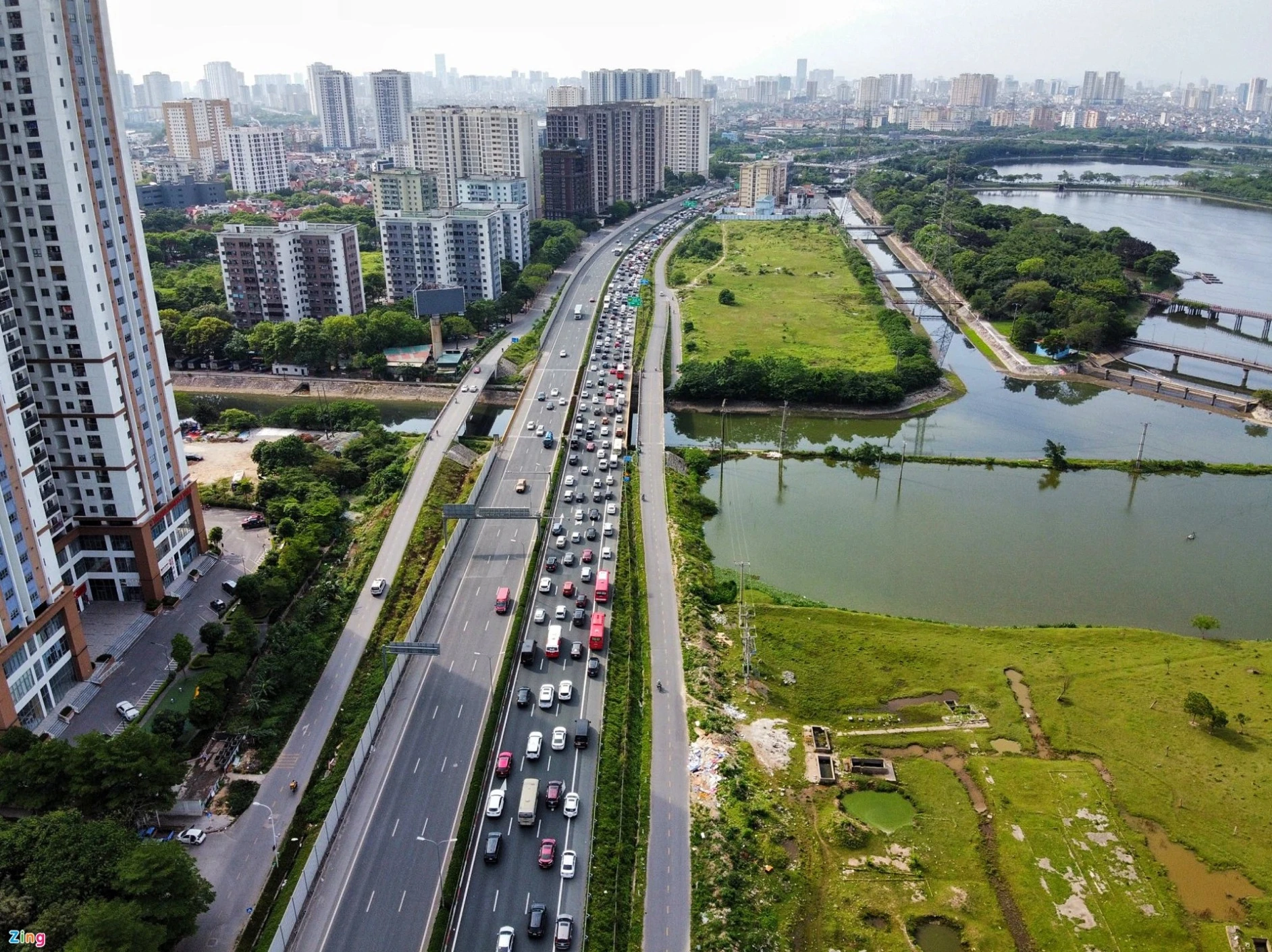 Chưa hết kỳ nghỉ, người dân ùn ùn trở lại Hà Nội