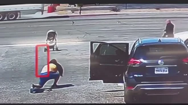 Hốt hoảng khoảnh khắc xe đẩy em bé lao vào đường cao tốc