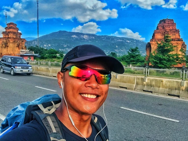 Trên mạng có gì: Chàng trai 20 tuổi đi bộ xuyên Việt 0 đồng