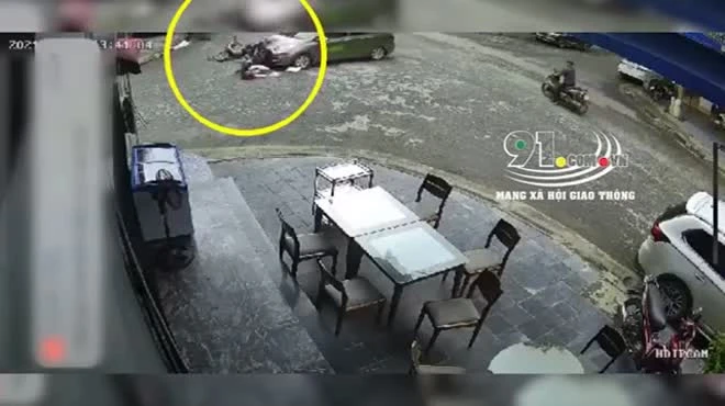 Video: 2 nữ sinh bị taxi cán trúng, dân hợp sức nâng xe giải cứu