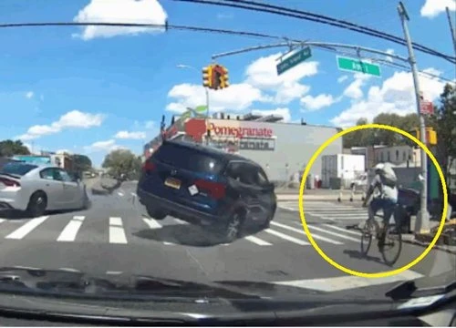 Tông nhau giữa ngã tư, ô tô va trúng người đi xe đạp