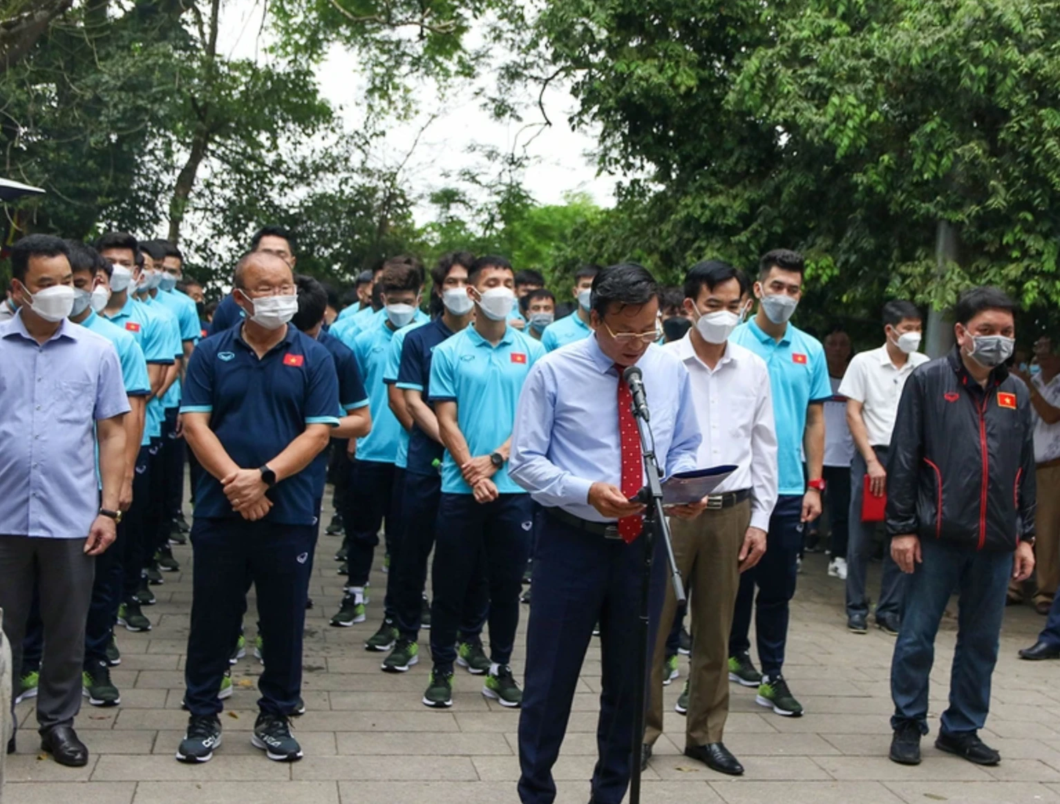 Người hâm mộ vây quanh HLV Park Hang Seo ở Đền Hùng