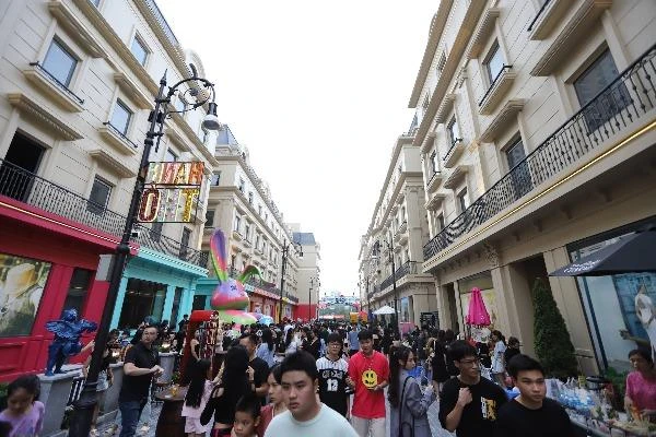 Giới trẻ check in phố đi bộ chuẩn trời Âu mới ở Hà Nội