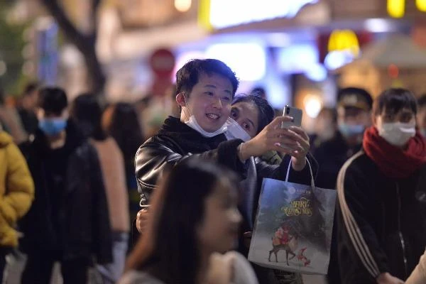 Phố đi bộ Hồ Gươm ngập tràn “cẩu lương” khoảnh khắc đón năm mới