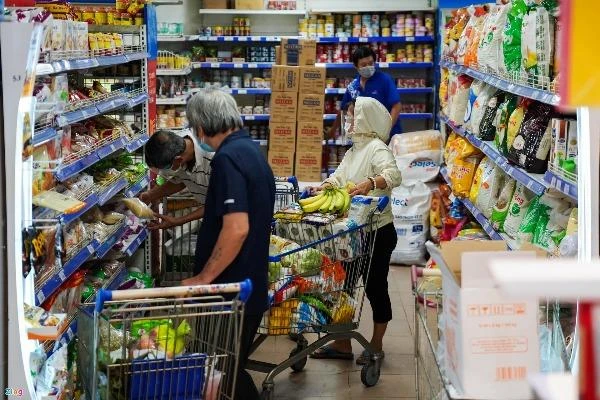 Người dân xếp hàng trật tự vào siêu thị ở TP.HCM