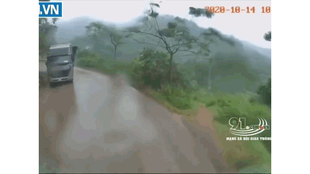 Video: Ôm cua tốc độ cao, xe ben “drift” văng đuôi vào đầu container