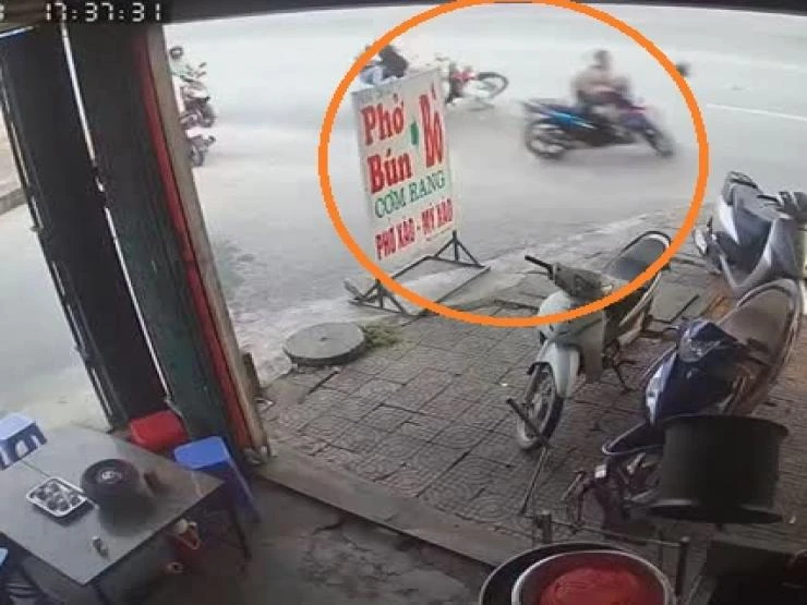 “Dán mắt” vào điện thoại, nữ tài xế rước họa vào thân