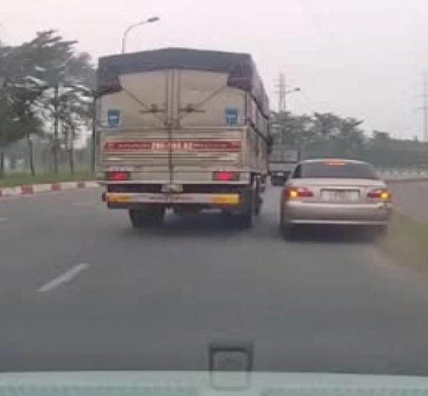 Lái xe tải chạy ẩu, ép ô tô con lao lên dải phân cách
