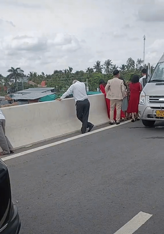 Ruoc dau dung ngay le 'tac duong', hai ben gia dinh danh 