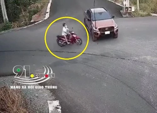 Kinh hoàng cảnh người đàn ông đâm ngang hông ô tô ở ngã tư