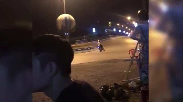 Video: Hai quái xế lao vào nhau khiến xe trượt dài, tóe lửa