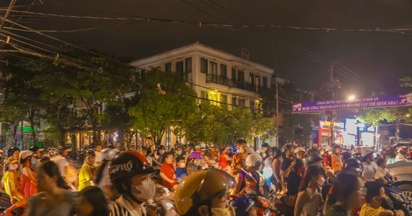 Hàng nghìn người đổ về Hội An chơi Tết Trung thu