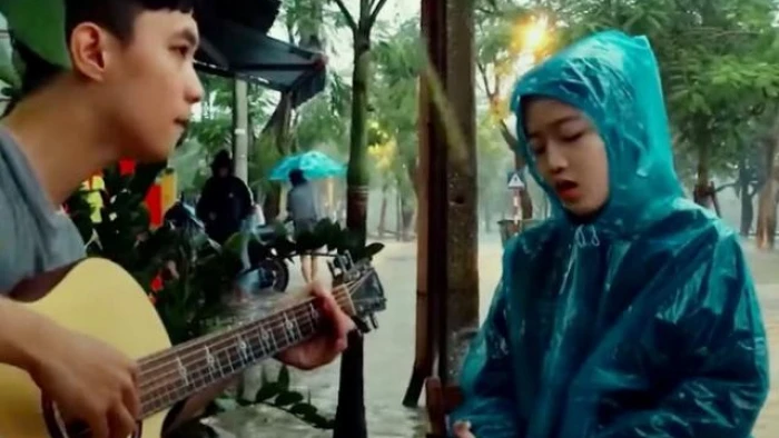 Video: Nữ sinh Huế ngồi đàn hát giữa trời mưa lũ “gây bão“
