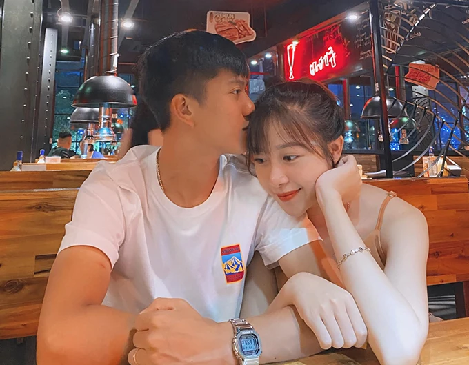 Sau vợ Tiến Dũng, bà xã Văn Đức cũng đăng trạng thái ẩn ý