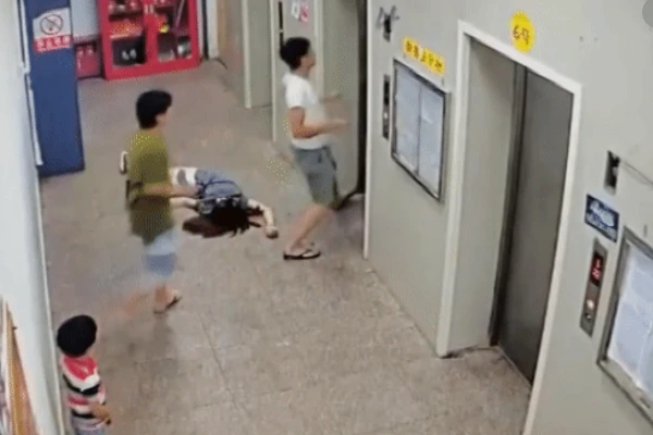 Video: Say rượu, người đàn ông khiến thang máy chung cư 'chết cứng'