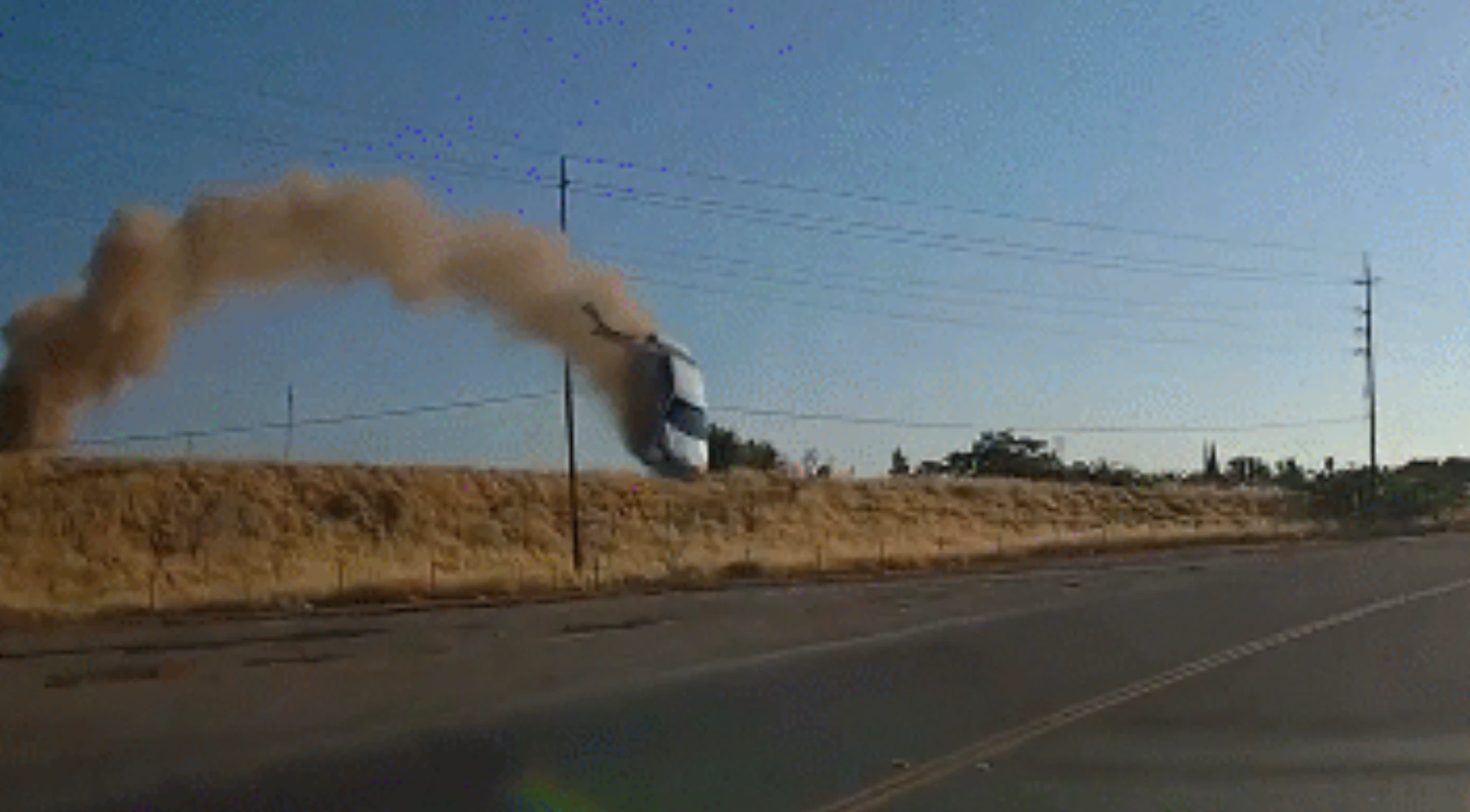 Ô tô bay cao 20 mét rồi cắm đầu xuống đất như phim