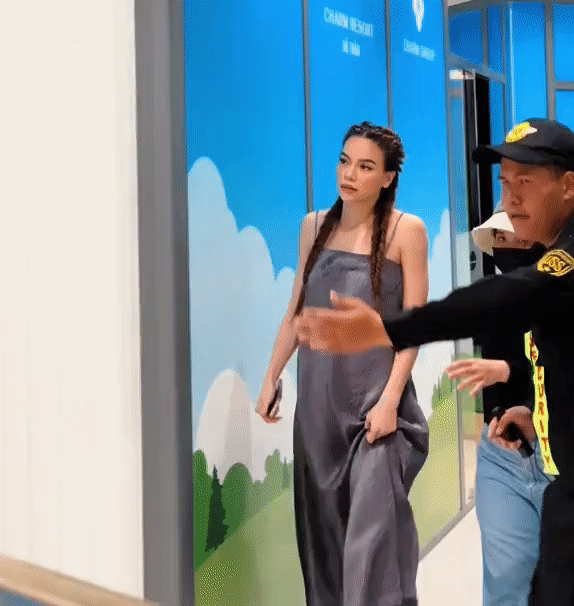 Ho Ngoc Ha bi bat gap mac vay ngu sau san khau