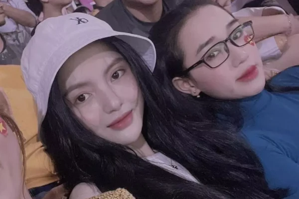 Nhan sắc bạn gái Quang Hải chiếm spotlight trên sân Thống Nhất