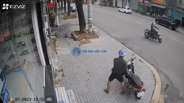 Sap bi be duoc khoa xe may, ten trom phai 'quay xe' bo chay