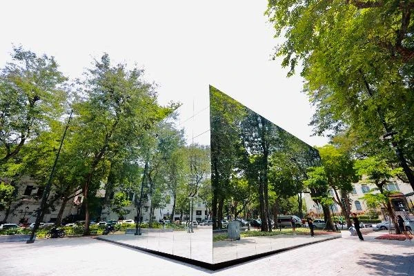 Nhà gương khổng lồ ở Hà Nội gây hiếu kỳ cho nhiều người