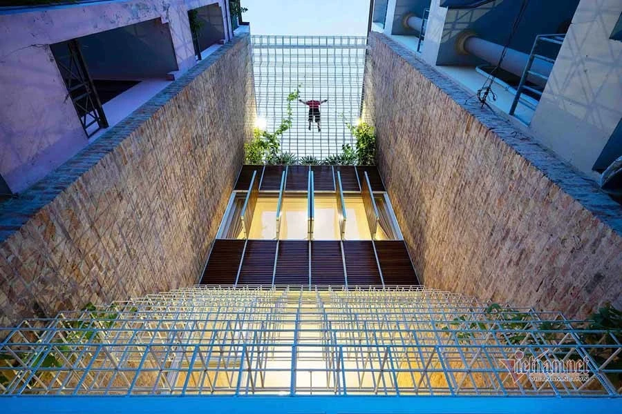 Nhà ống kết hợp văn phòng vẫn thoáng, ngập ánh sáng tự nhiên