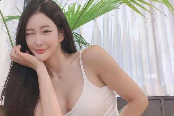 Cô giáo thể dục xứ Hàn khoe hình thể gợi cảm khó rời mắt