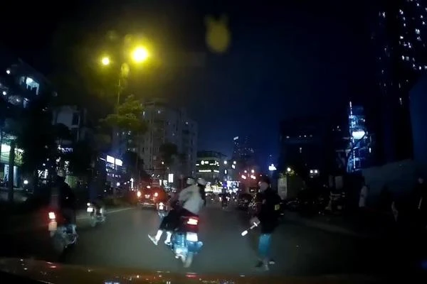 Video: Nam thanh niên bẻ lái, 'thông chốt' CSGT khiến bạn gái suýt ngã