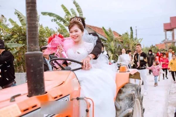 Đám cưới rước dâu bằng máy cày ở xứ Nghệ gây sốt
