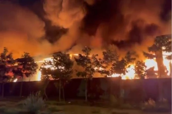 CLIP: Cháy lớn tại nhà máy sợi rộng 4000m2 ở Đồng Nai