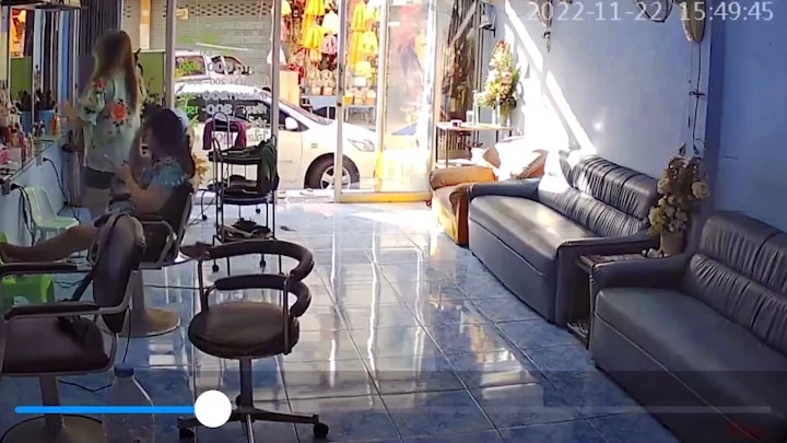 Cô gái khiếp sợ phát hiện “sinh vật lạ” lao về phía mình