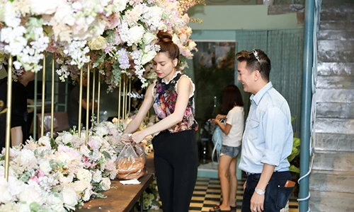 Soi quà khủng trăm triệu Hà Hồ dành tặng “đám cưới” Đàm Vĩnh Hưng