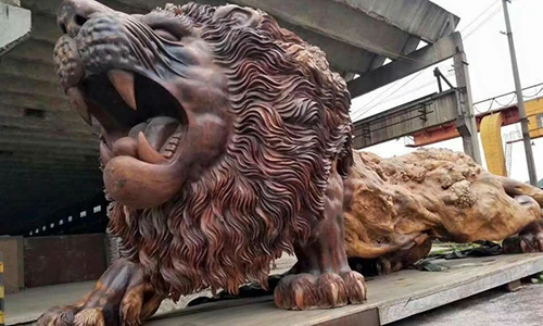 Choáng ngợp tượng sư tử khổng lồ từ gỗ quý gây sốt 