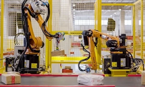 Bên trong kho hàng khổng lồ chỉ có robot làm việc
