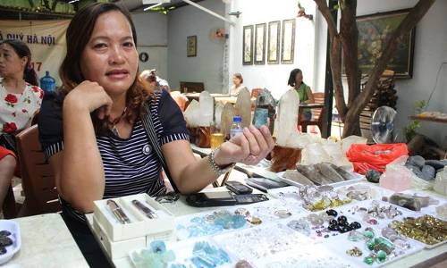 "Đột nhập" những khu chợ đồ quý bày bán như rau