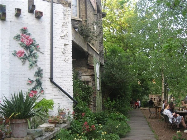 Nhà đẹp như mơ với những bức tường tranh thêu chữ thập