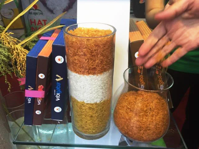 Dân Hà Nội thích thú mua gạo mầm lạ đủ màu sắc, "giá chát"