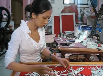 Đột nhập xưởng chế tác tranh từ vỏ lon bia