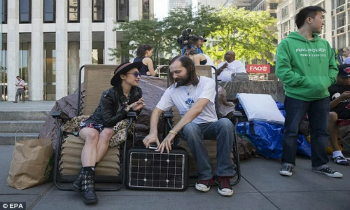 Nở rộ dịch vụ xếp hàng thuê chờ mua iPhone 6