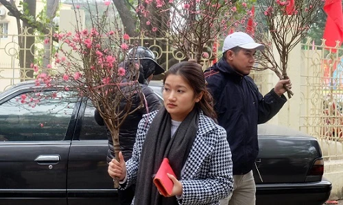 Người dân Hà Nội hối hả sắm lễ cúng rằm cuối cùng năm Đinh Dậu